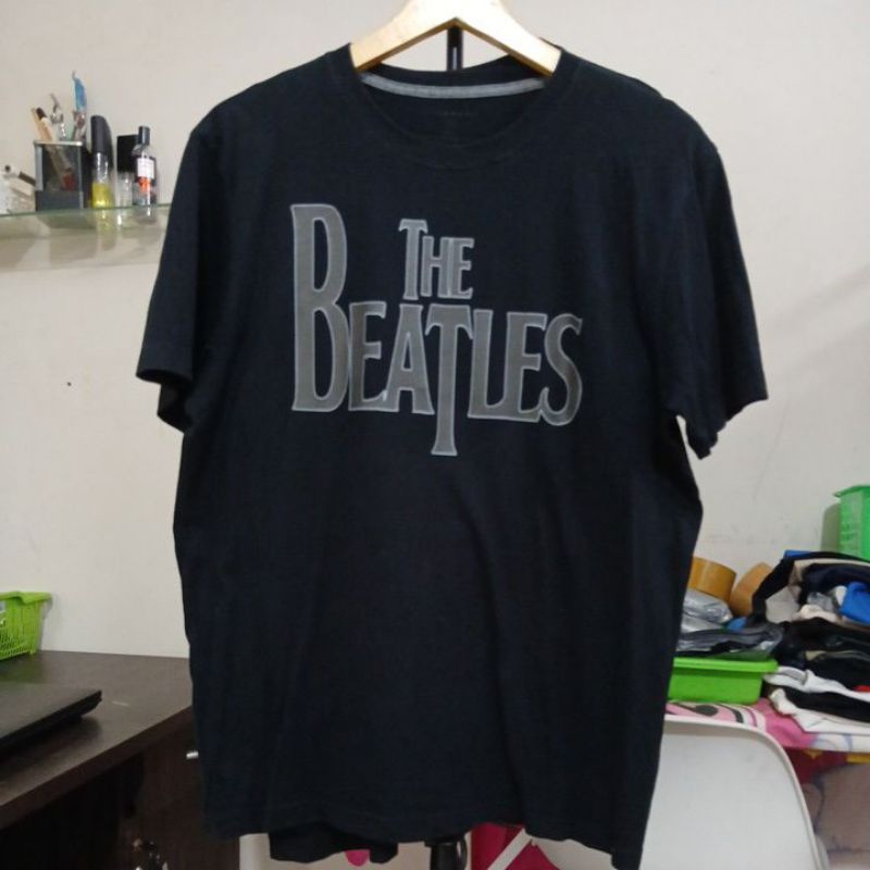 Kaos katun tebal GIORDANO THE BEATLES second Original warna hitam pekat kerah kencang size L ld 110c