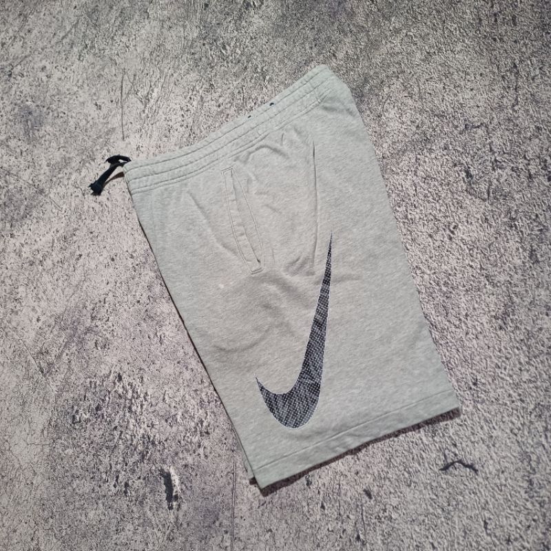Celana pendek Nike big Swoosh