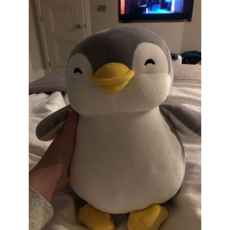 Boneka pinguin besar kecil