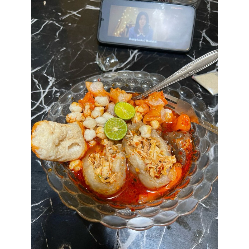 

baso aci ayam suir daun jeruk, dan sambal chili oil