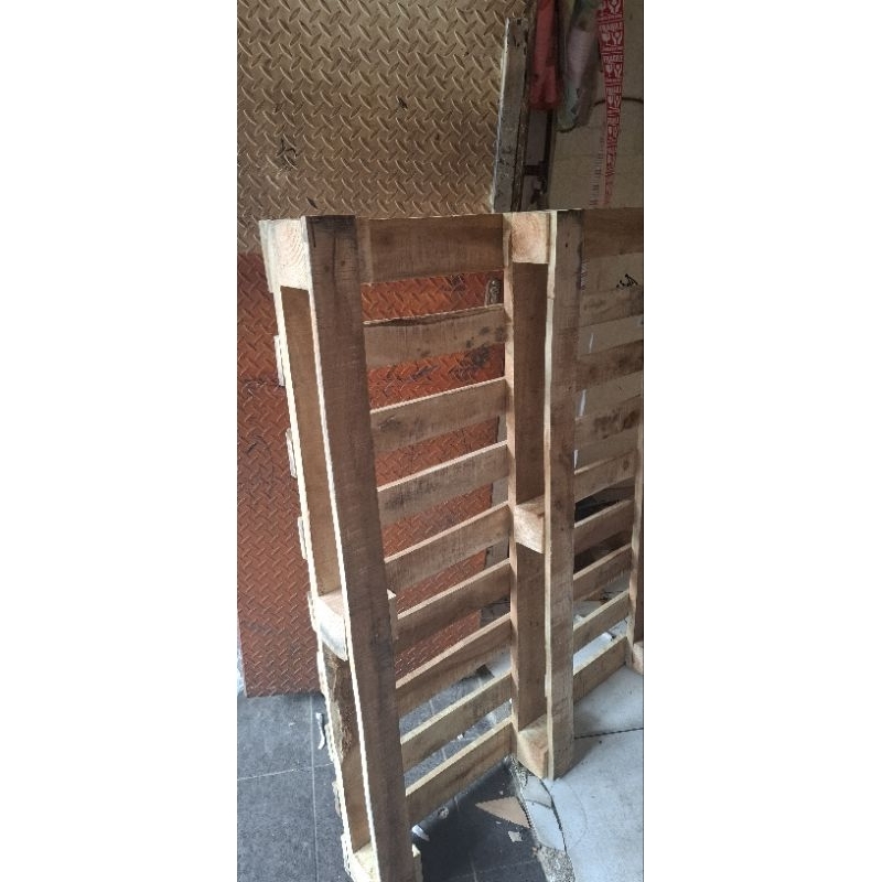 Palet kayu untuk tatakan kasur