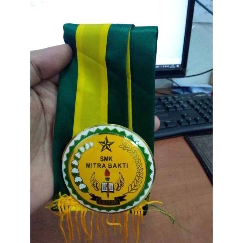 Medali kuningan wisuda custom