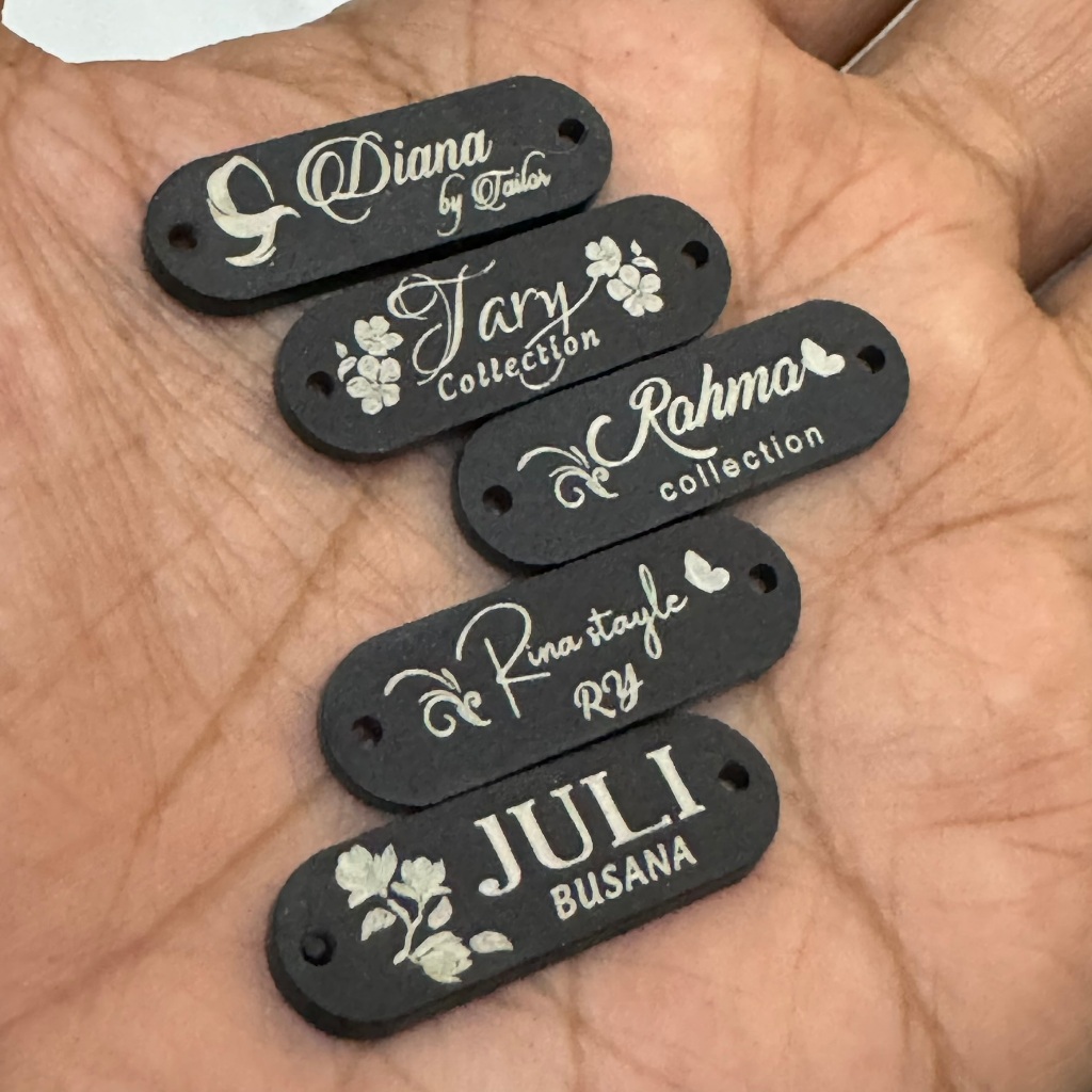 

Label Baju Hijab Kerudung Akrilik Hitam Doff Satin