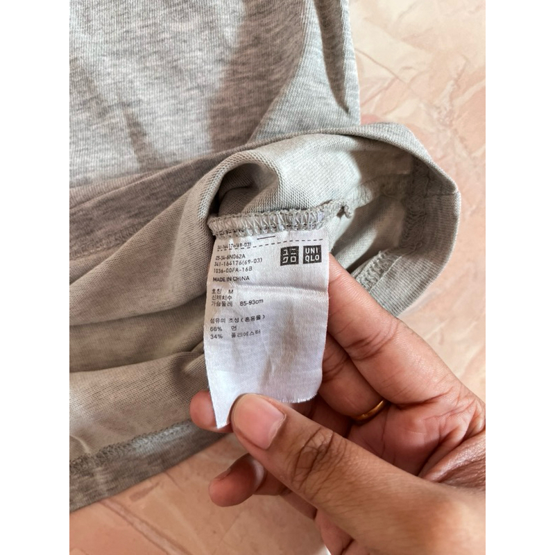 t shirt uniqlo/uniqlo shirt / kaos uniqlo bekas / preloved uniqlo / uniqlo second