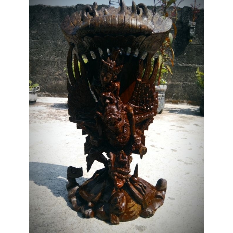 Patung ukir Garuda wisnu