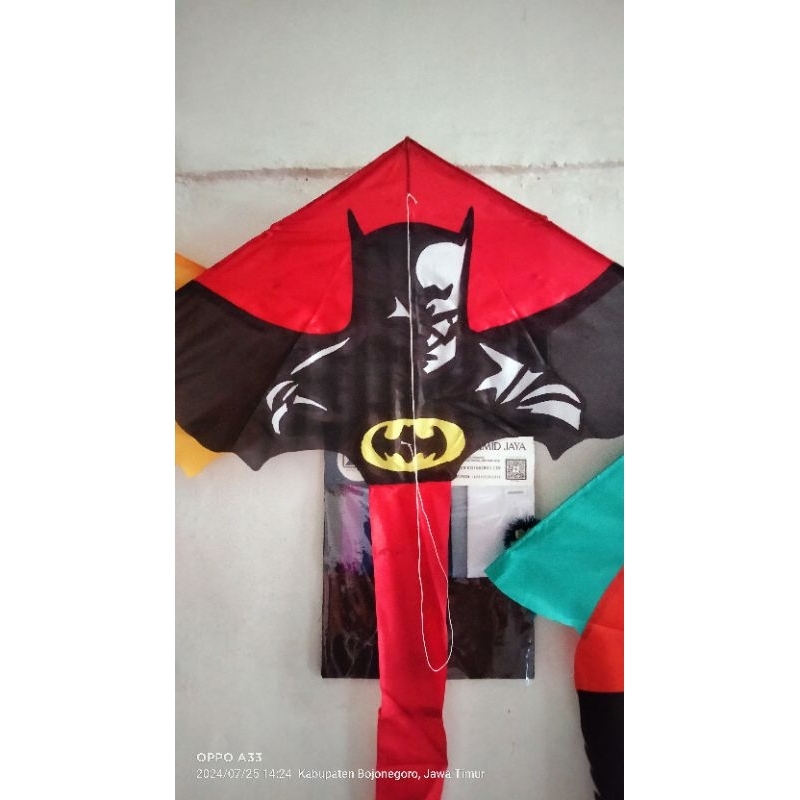 layang layang kain motif batman superhero