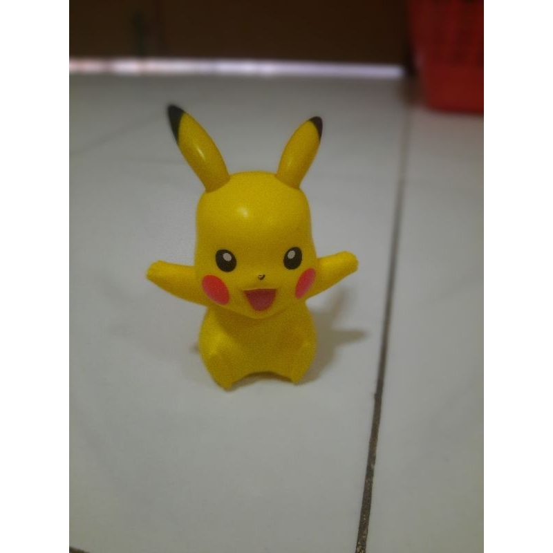 figure Pikachu toys/bagian ekornya bisa gerak