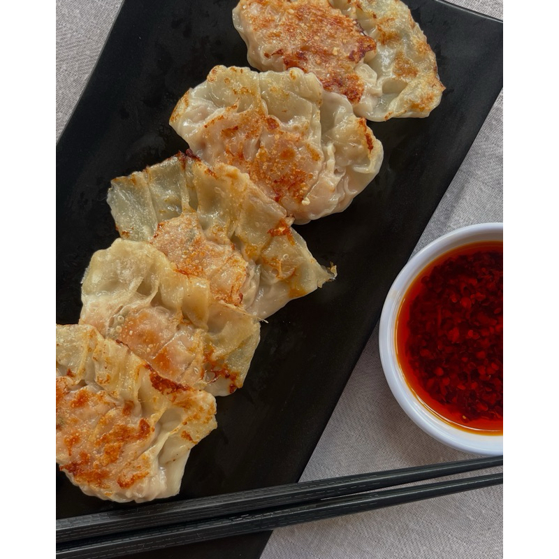 

Gyoza Ayam isi 10 pcs with chili oil