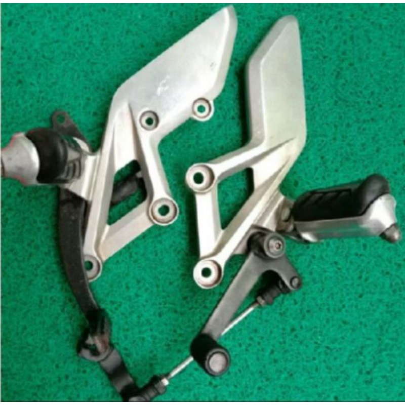 Footstep Postep Depan Honda CBR 250 R Thailand Original AHM Honda