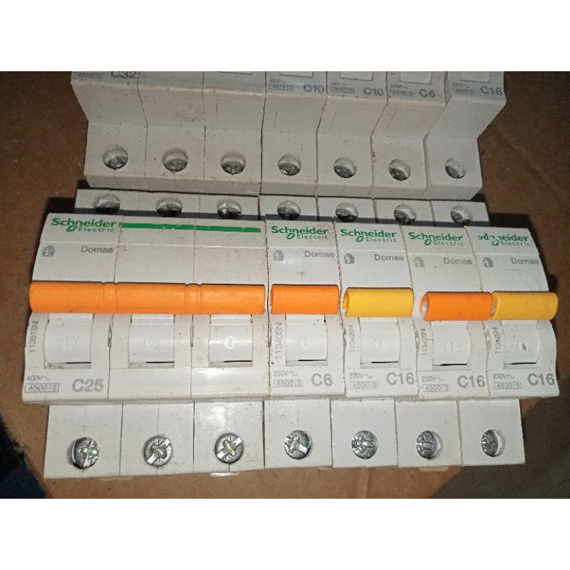 mcb Schneider 3 phase bekas normal