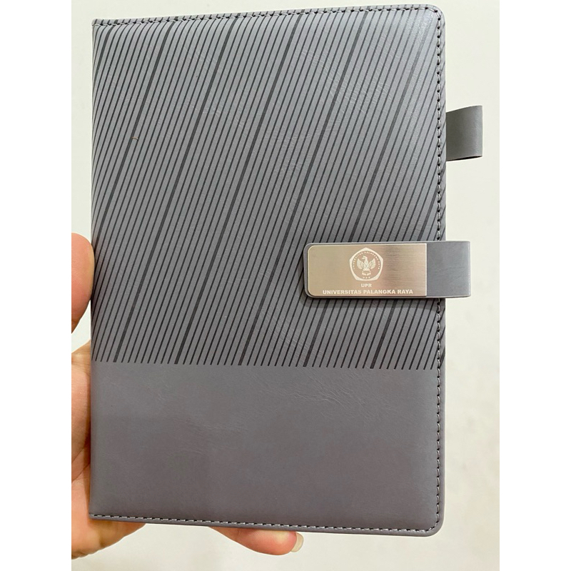 

MilL FREE Custom Grafir Nama Giftset Souvenir Eksklusif Notebook AG A5 Dan Pulpen Hampers Mewah