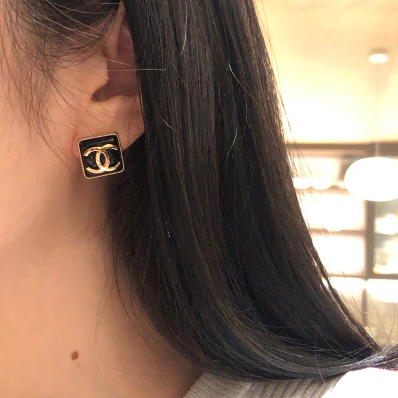anting kotak hitam logo emas