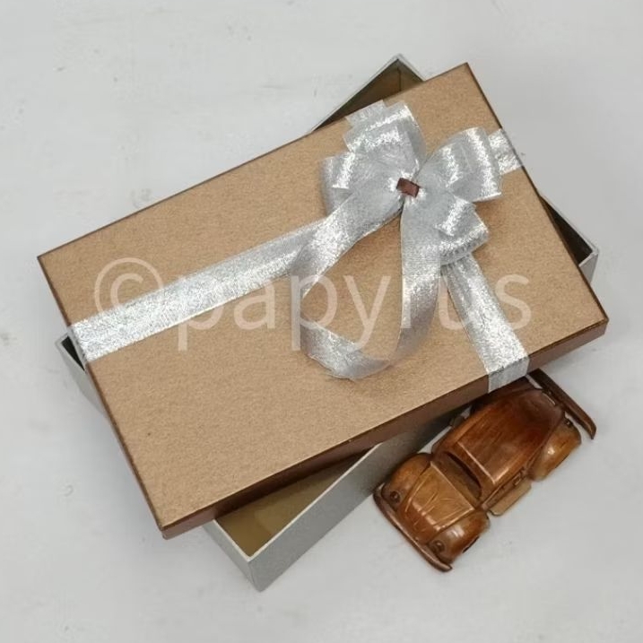 

PAPYRUS Kombinasi 17,5x27,5 Tinggi 5cm Kotak Kado Gift Box Hadiah V1