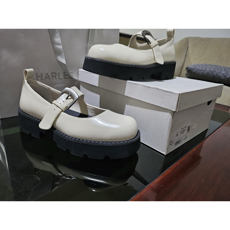 Sepatu Charles and Keith
