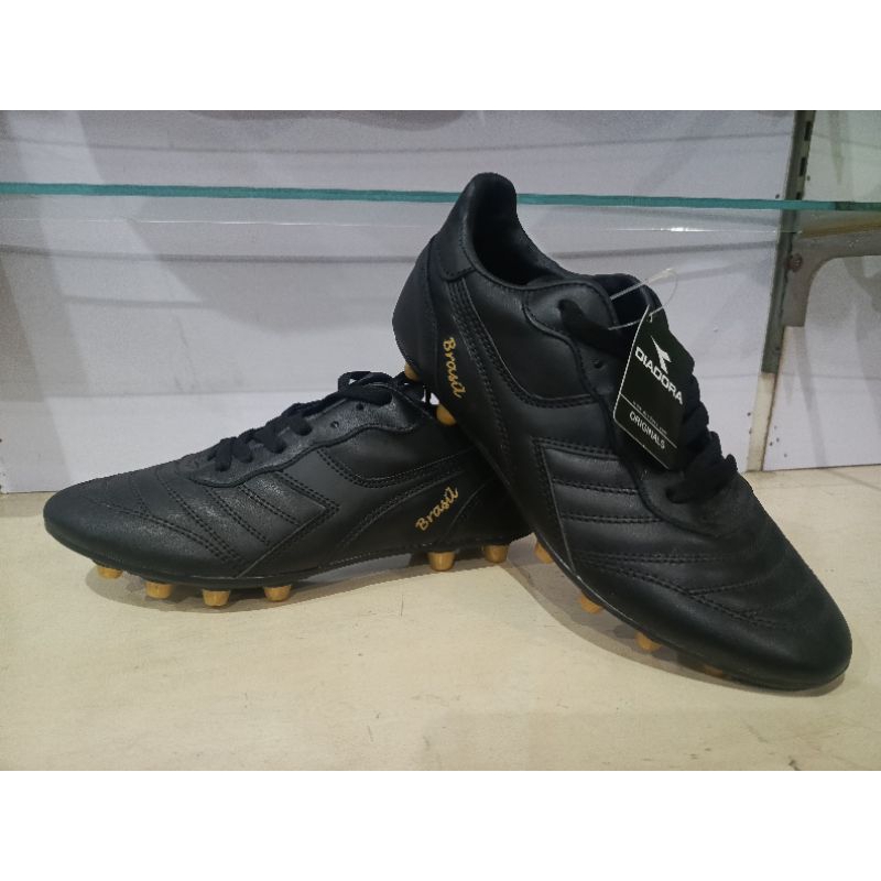 Sepatu bola kulit sapi
