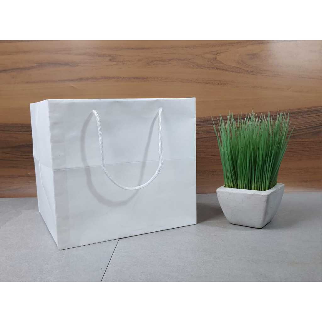 

Paperbag White untuk box nasi. UK 24 x 24 xTinggi 23 cm.