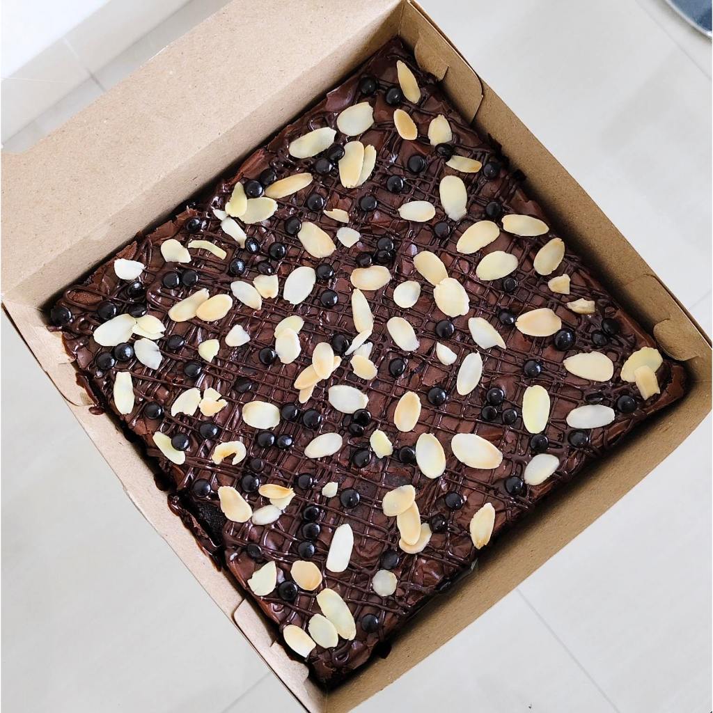 

Brownies Almond, chocochip (Ukuran 20x20) (Bisa kirim Keluar Kota)