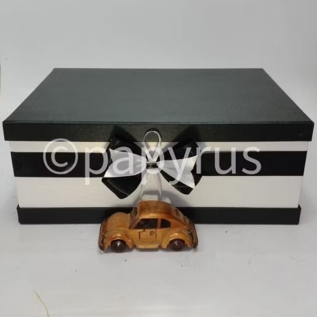 

PAPYRUS Sandwich 30x40 Tinggi 15cm Kotak Kado Gift Box Hadiah V1