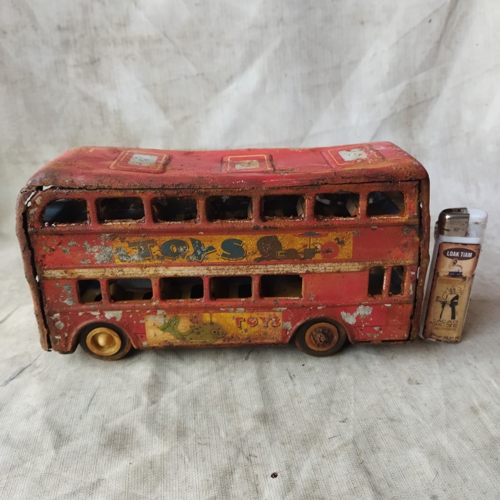 Pajangan Vintage Tin Toy Bus Tingkat Karatan