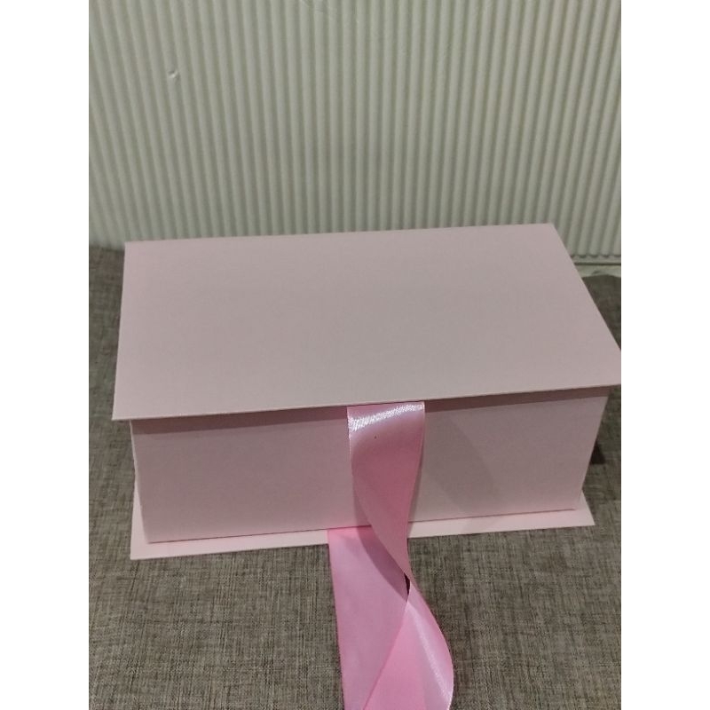 

Kotakkado/Giftbox ukuran 25x15x10cm Model Buku