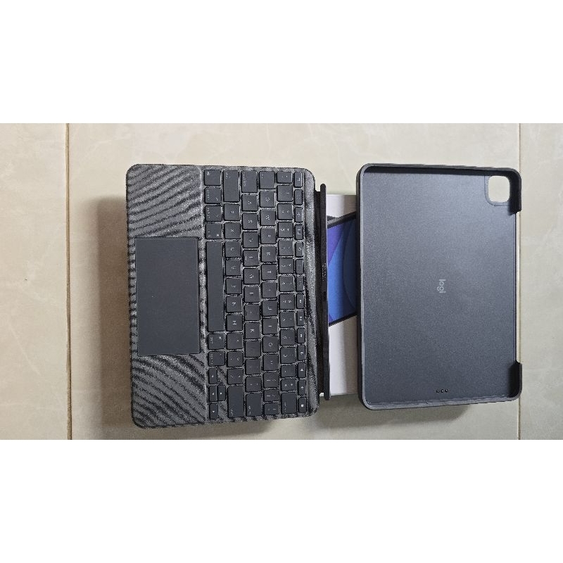Logitech Combo Keyboard untuk iPad 11 inch