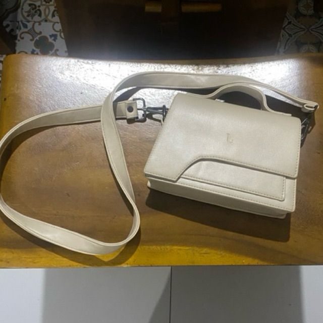 Livia sling bag cream | LEVAYA | preloved