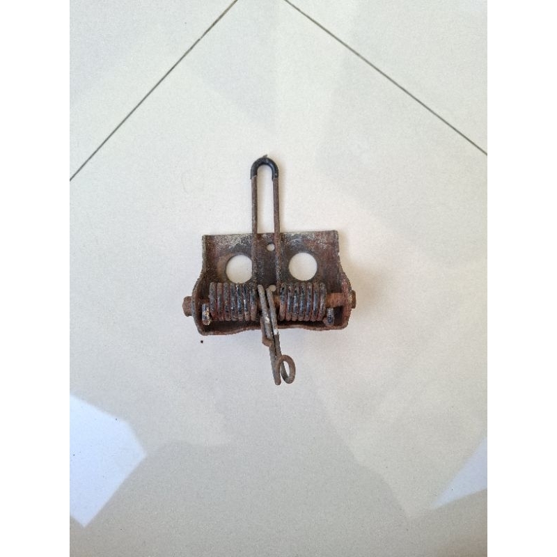 engsel jok buka tutup jok bagian depan yamaha v80 superdeluxe excellent original