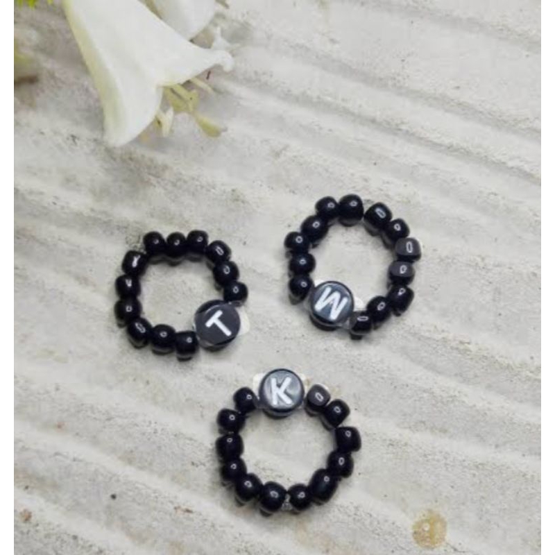 cincin hitam inisial