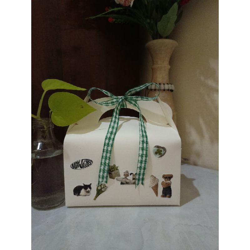 

HAMPERS SNACK |KADO WISUDA SEMPRO SIDANG ULTAH|GABLE BOX SIZE SMALL 16×9×11 BACA DESKRIPSI