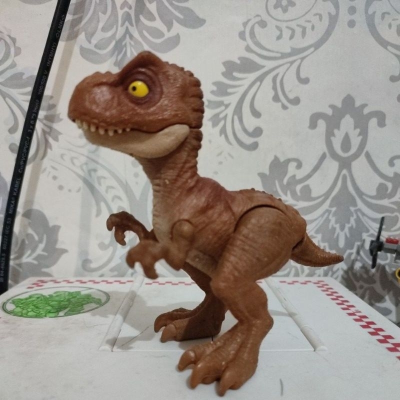 Jurassic World Baby T Rex Young Tyrannosaurus Rex Hatch 'N Play Jurassic Park