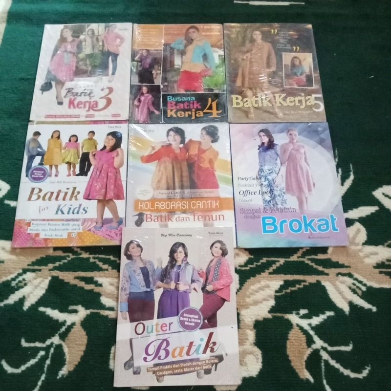 BUKU BUSANA BATIK DILENGKAPI DENGAN DESAIN POLA