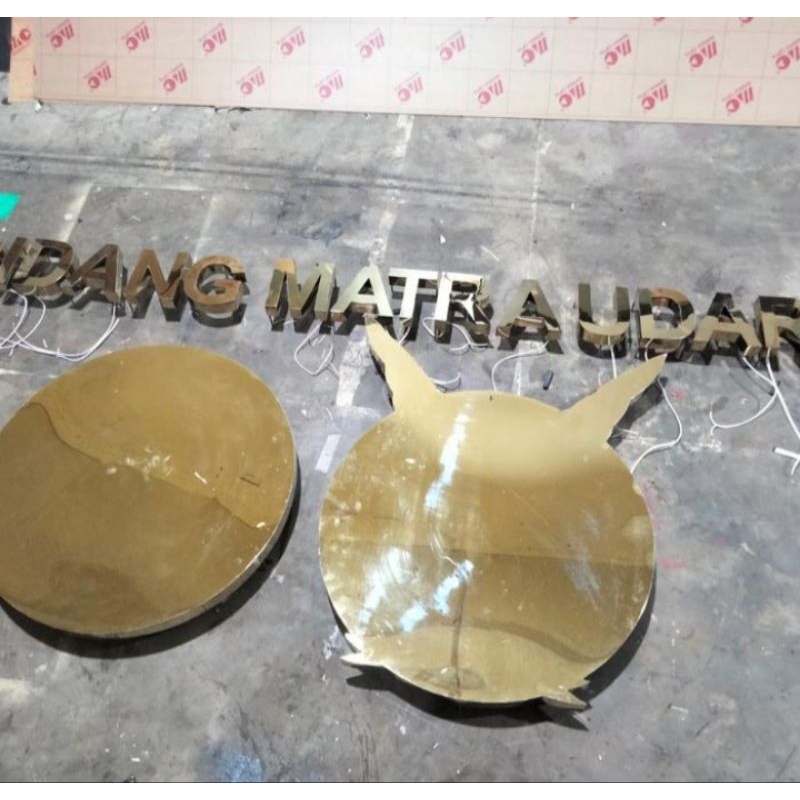 Huruf dan logo timbul stainless gold