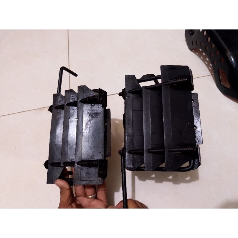 Sirip dan Breket Tangki Trail Hyosung Rx 125 Monstrac Sepasang original cakep utuh