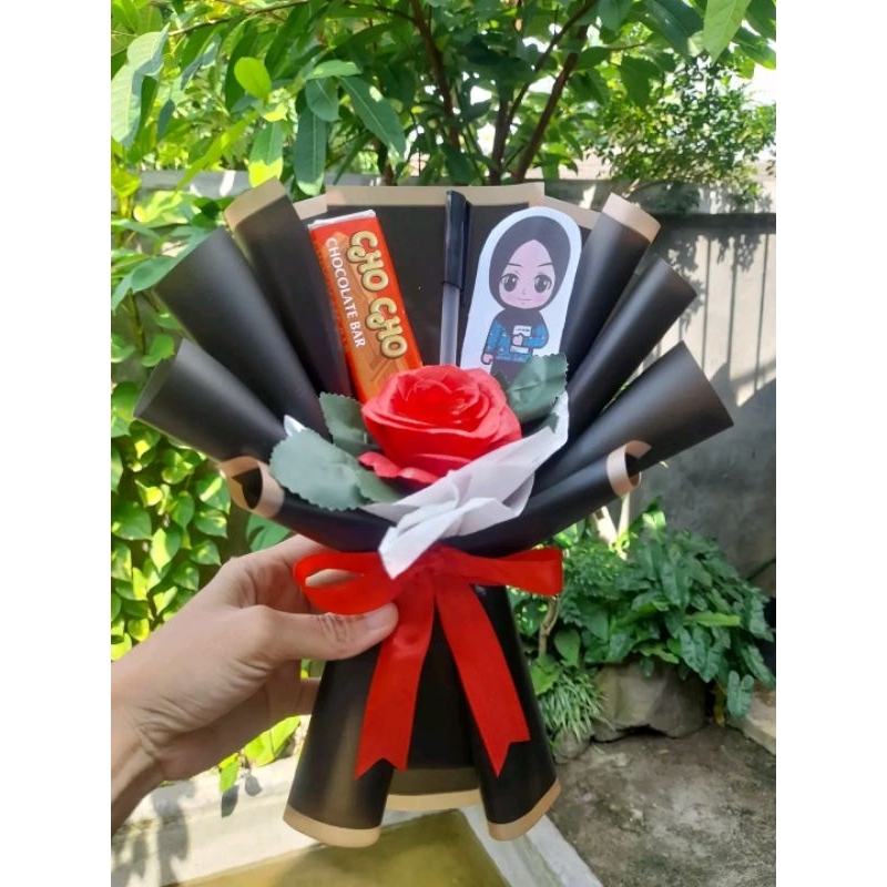

Buket Mini Isi Bolpoin, Coklat & Bunga – Cocok untuk Hadiah
