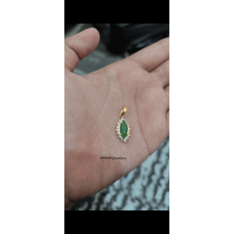 Liontin Giok Hijau emas muda