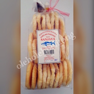 

Kemplang ikan Sanjaya besar asli bangka belitung. halal. kerupuk panggang. Kerupuk ikan bangka belitung. Oleh-oleh legendaris. Kerupuk getas udang. kerupuk cumi. keripik. makanan ringan. krupuk renyah. tanpa pengawet. cemilan keluarga. cemilan anak. cemil