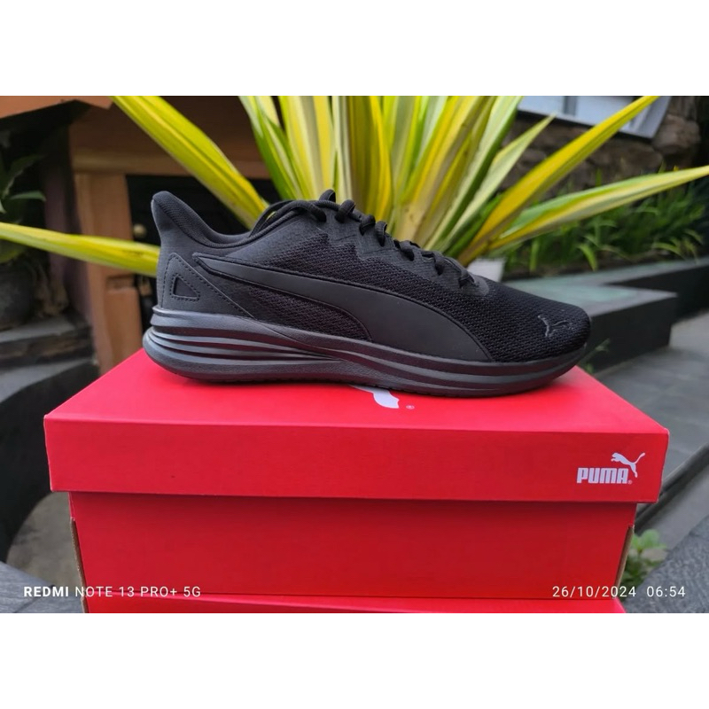 Sneakers Hitam Transport Modern 100% BNIB (MI Vietnam)