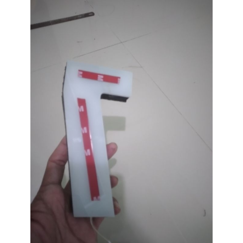 huruf timbul akrilik lampu belakang