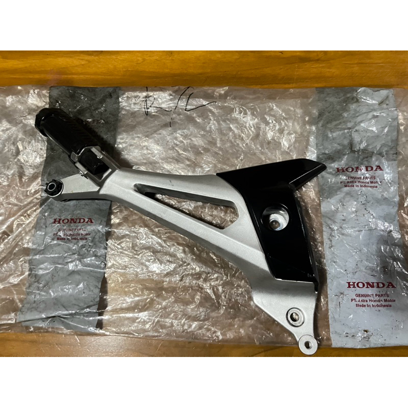 AHM 50600KVR600 DUDUKAN BARSTEP BELAKANG FOOTSTEP BELAKANG SUPRA X 125 BATMAN REVO KANAN ORIGINAL BA