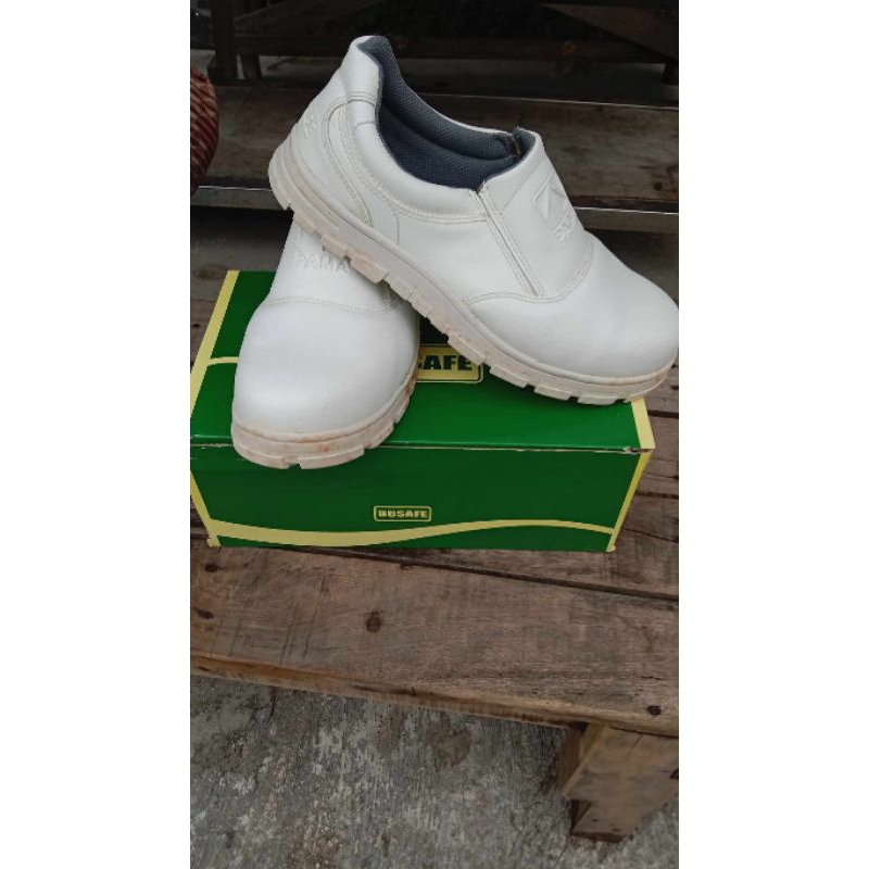Sepatu safety ujung besi jatah Pama persada