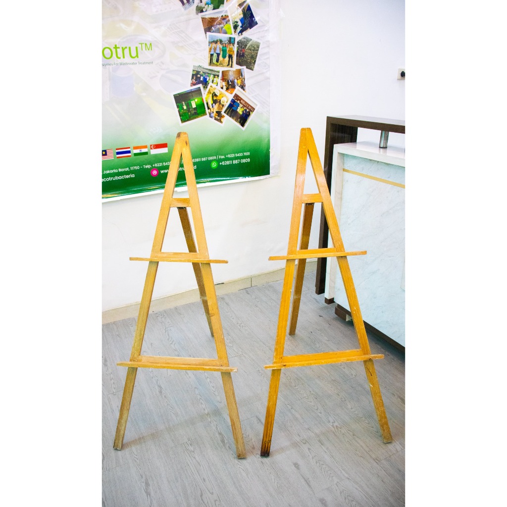 

Easel kanvas ukuran besar dengan bahan kayu berkualitas memudahkan untuk melukis