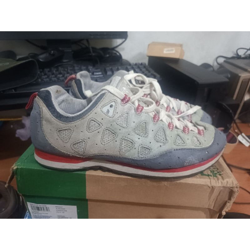Sepatu gunung tnf size 42.5