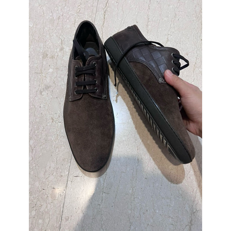 LV sepatu pria