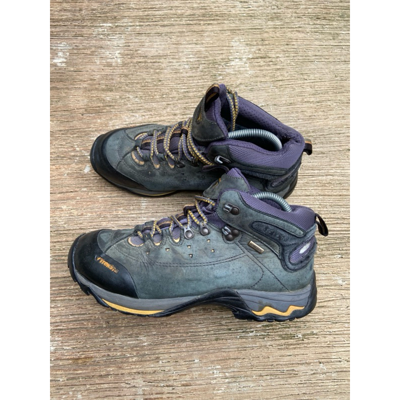 Sepatu gunung second Treksta