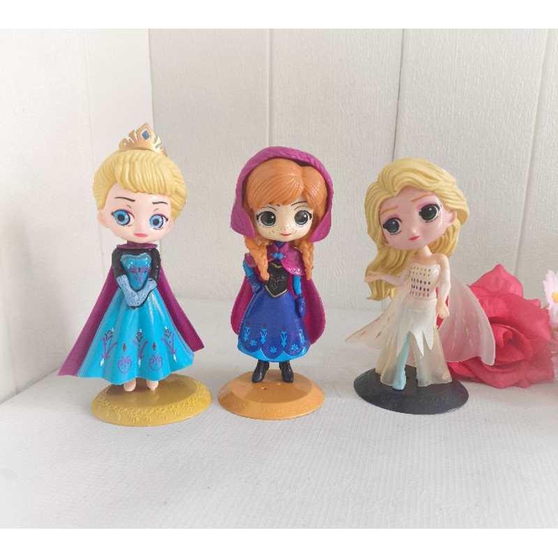

Elsa cake topper