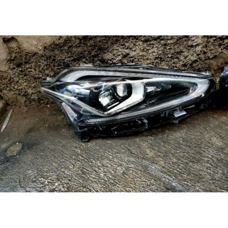 lampu depan toyota sienta tipe Q original