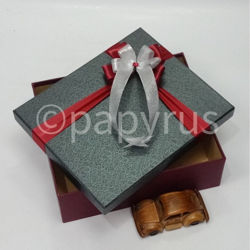 

PAPYRUS Kombinasi 25x30 Tinggi 10cm Kotak Kado Gift Box Hadiah V1