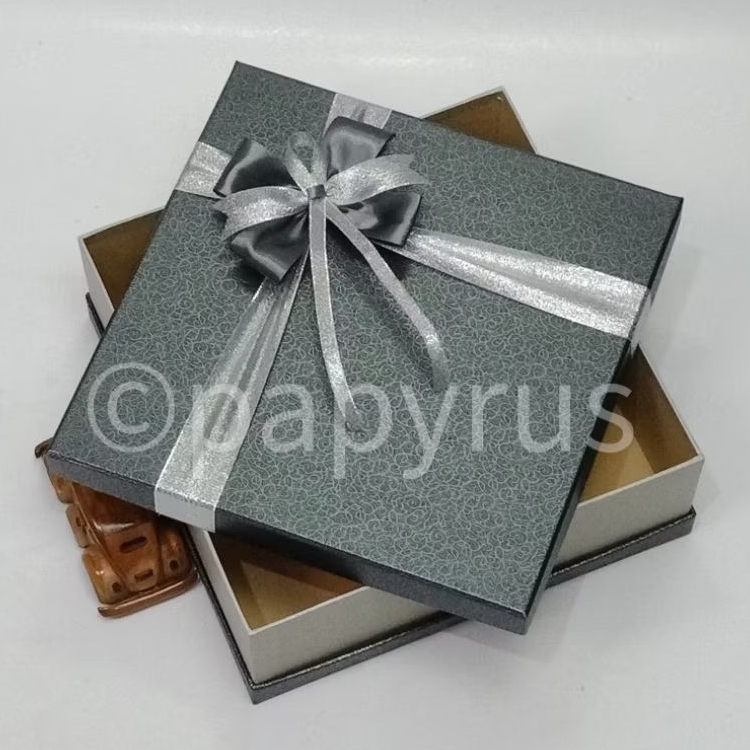 

PAPYRUS Sandwich 30x30 Tinggi 10cm Kotak Kado Gift Box Hadiah V1