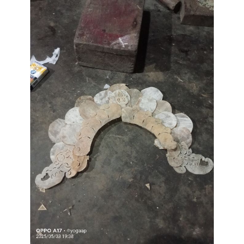 sisik pilis+sumping barongan bahan kulit