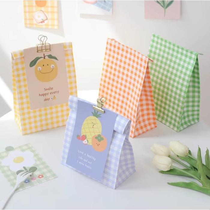 

Paperbag Korea Estetik Gingham Isi 10 – Tas Kertas Hadiah / Goodie Bag Lucu